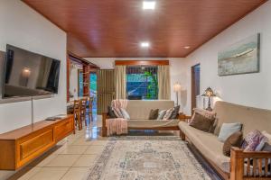 Μια τηλεόραση ή/και κέντρο ψυχαγωγίας στο Casa Heliconias La Fortuna Private Pool