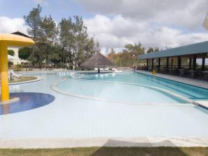 a large swimming pool at a resort at Flat 08B Monte Castelo, Gravatá in Sairé