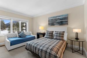 une chambre avec un lit, un canapé et une fenêtre dans l'établissement Chateaux DuMont 4 Bedroom Homes by Summit County Mountain Retreats, à Keystone