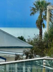 Πισίνα στο ή κοντά στο AMAZING location! 1 min stroll to Beach & Sea Views!