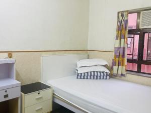 Rúm í herbergi á Johnson Hostel