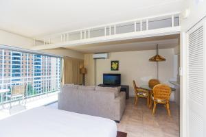 een woonkamer met een bank en een tafel bij Ilikai Tower 936 Lagoon View 1BR in Honolulu