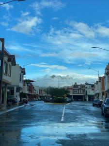 an empty street in a town with at Casa Privada 2hab San Pedro cerca consulado Americana in Monterrey