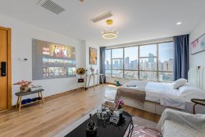 FushansuoQingdao Shanhaiji Sea View B&B Wusi Square Branch的一间带床和大窗户的卧室
