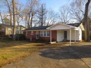 een huis met een oprit ervoor bij 3 Bed 2 Bath renovated house in West Rome in Rome