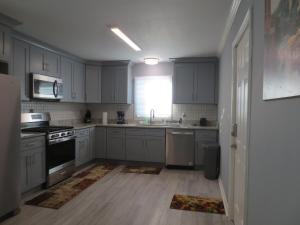 een keuken met witte kasten en een spoelbak bij 3 Bed 2 Bath renovated house in West Rome in Rome +10 foto's