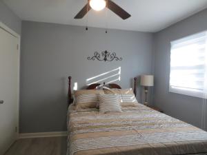 een slaapkamer met een bed met een plafondventilator bij 3 Bed 2 Bath renovated house in West Rome in Rome