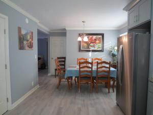 een keuken en eetkamer met een tafel en stoelen bij 3 Bed 2 Bath renovated house in West Rome in Rome