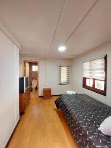 een slaapkamer met een bed en een televisie. bij El puesto in Cochrane +19 foto's