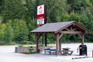 Fotografie z fotogalerie ubytování Swiss Chalet Motel v destinaci Revelstoke
