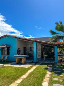 una casa azul y blanca con una palmera en Casa Rústica em Morro Branco - na quadra da praia, en #N/A
