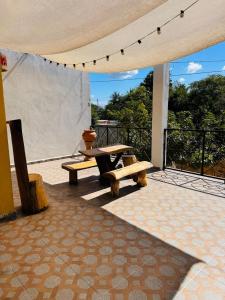 Rõdu või terrass majutusasutuses Buenosdías Izamal