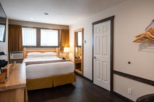 Postel nebo postele na pokoji v ubytování Swiss Chalet Motel