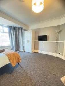 Shirley House 6, Guest House, Self Catering, Self Check in with smart locks, use of Fully Equipped Kitchen, close to City Centre, Ideal for Longer Stays, Excellent Transport Links客房内的一张或多张床位