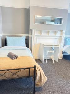 Shirley House 6, Guest House, Self Catering, Self Check in with smart locks, use of Fully Equipped Kitchen, close to City Centre, Ideal for Longer Stays, Excellent Transport Links客房内的一张或多张床位