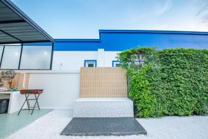 una escalera en una casa con un seto verde en Garden House Na Jomtien, en Na Jomtien