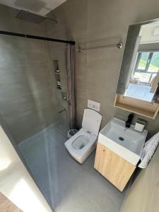 Ένα μπάνιο στο Cozy Detached Private Room with Roofdeck Near White Beach