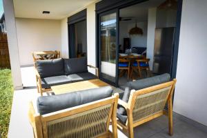 Istumisnurk majutusasutuses SUNSET L'argonaute T3 70 m2 jardin et terrasse vue lagon