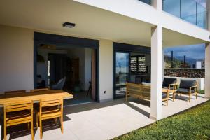 Rõdu või terrass majutusasutuses SUNSET L'argonaute T3 70 m2 jardin et terrasse vue lagon