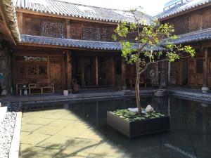 Taman di luar Dali Xizhou Jiakedi 大理喜洲甲科第古宅文化民宿