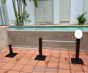 Costa Mahkota Stylish 2-Bedroom Pool View 1 Queen & 2 Singles内部或周边的泳池