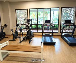 马六甲Costa Mahkota Stylish 2-Bedroom Pool View 1 Queen & 2 Singles的拥有多台跑步机和椭圆机的健身房