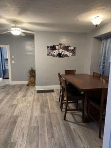 Galería fotográfica de Charming 3-bedroom house next to Hollywood Casino! 1 minute from Interstate 75 en Toledo