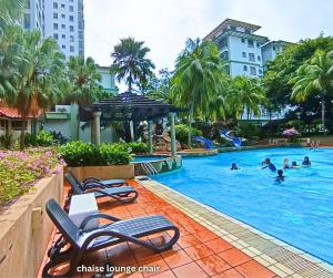 Costa Mahkota Stylish 2-Bedroom Pool View 1 Queen & 2 Singles内部或周边的泳池