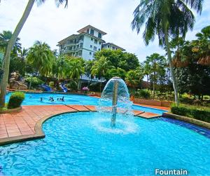 Costa Mahkota Stylish 2-Bedroom Pool View 1 Queen & 2 Singles内部或周边的泳池