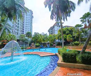 马六甲Costa Mahkota Stylish 2-Bedroom Pool View 1 Queen & 2 Singles的一座棕榈树和建筑的大型游泳池