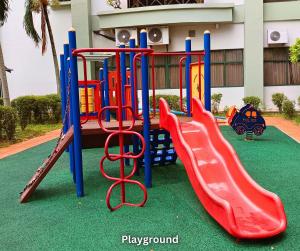 Costa Mahkota Stylish 2-Bedroom Pool View 1 Queen & 2 Singles的儿童游玩区