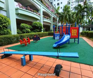 Costa Mahkota Stylish 2-Bedroom Pool View 1 Queen & 2 Singles的儿童游玩区