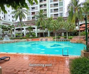 Costa Mahkota Stylish 2-Bedroom Pool View 1 Queen & 2 Singles内部或周边的泳池
