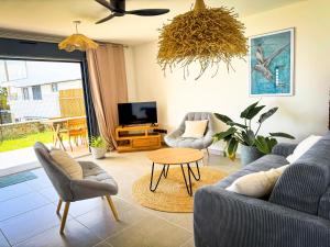 Istumisnurk majutusasutuses SUNSET L'argonaute T3 70 m2 jardin et terrasse vue lagon