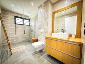 Vannituba majutusasutuses SUNSET L'argonaute T3 70 m2 jardin et terrasse vue lagon