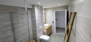 Vannituba majutusasutuses SUNSET L'argonaute T3 70 m2 jardin et terrasse vue lagon