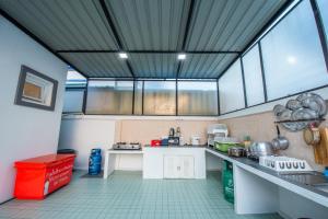 cocina con ventana grande en una habitación en Garden House Na Jomtien, en Na Jomtien