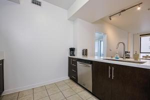eine Küche mit Spüle und Geschirrspüler in der Unterkunft The Carlton - Modern-Lux 2 Master Suites-Secure Bldg & Parking- 5 BLKS to Ocean Ave in Los Angeles + 35 Fotos