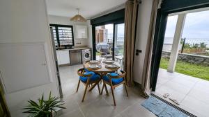 Köök või kööginurk majutusasutuses SUNSET L'argonaute T3 70 m2 jardin et terrasse vue lagon