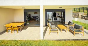 Posezení v ubytování SUNSET L'argonaute T3 70 m2 jardin et terrasse vue lagon