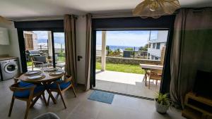 Istumisnurk majutusasutuses SUNSET L'argonaute T3 70 m2 jardin et terrasse vue lagon