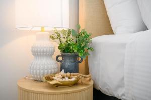 Ένα ή περισσότερα κρεβάτια σε δωμάτιο στο Beachside Unit in the Heart of Manly-Ocean Views