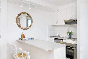 Η κουζίνα ή μικρή κουζίνα στο Beachside Unit in the Heart of Manly-Ocean Views