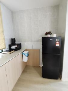 Costa Mahkota Stylish 2-Bedroom Pool View 1 Queen & 2 Singles的厨房或小厨房