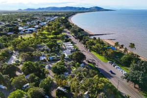 汤斯维尔BIG4 Tasman Holiday Parks - Rowes Bay的享有海滩空中景色,设有停车场