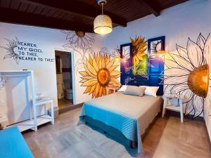 アンティグア・グアテマラにあるHotel y Arte Antigua by Amazing Guatemala Travelのベッドルーム1室(ベッド1台付)が備わります。