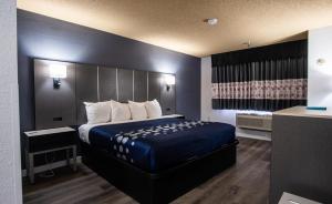 Postel nebo postele na pokoji v ubytování Coratel Inn and Suites By Jasper Eagan ST Paul Airport & Mall of America