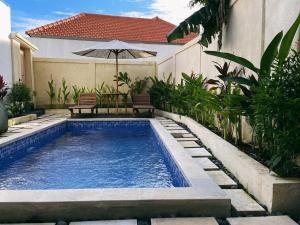 Bazén v ubytování Kubu Guesthouse Canggu nebo v jeho okolí