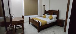 Postel nebo postele na pokoji v ubytování Hotel Suryavanshi Palace