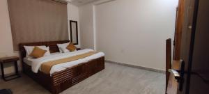 Postel nebo postele na pokoji v ubytování Hotel Suryavanshi Palace